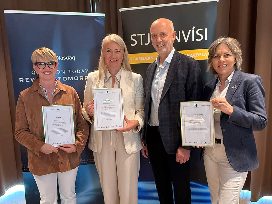 Hrefna Ösp Sigfinnsdóttir fyrir hönd Stefnis, Iða Brá aðstoðarbankastjóri Arion banka, Benedikt Olgeirsson og Helena Hilmarsdóttir framkvæmdastjóri Varðar. - mynd