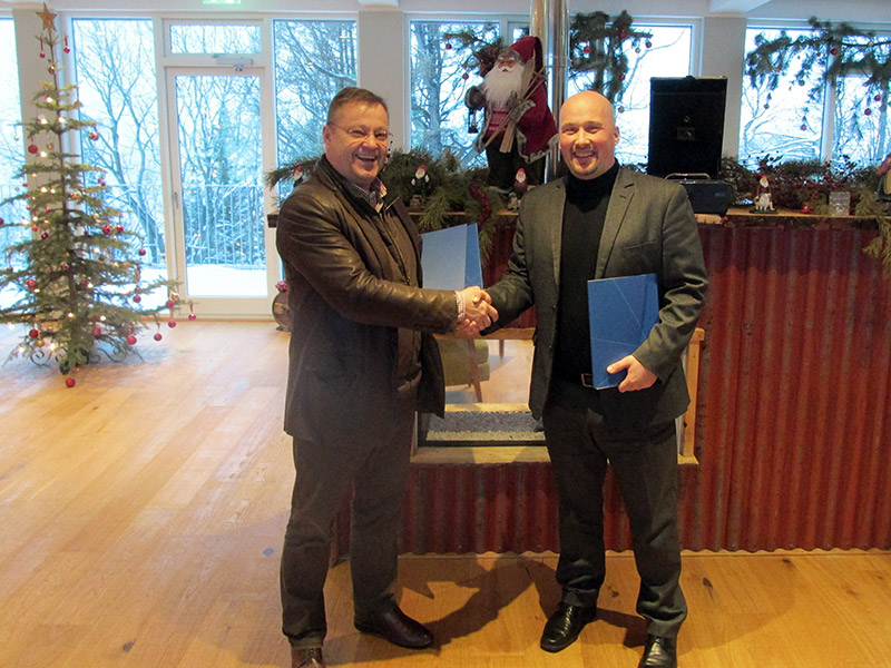 Guðmundur Ólafsson útibússtjóri bankans á Egilsstöðum ásamt Birni Ingimarssyni bæjarstjóra við undirritunina sem fram fór í Egilsstaðahúsinu.  - mynd