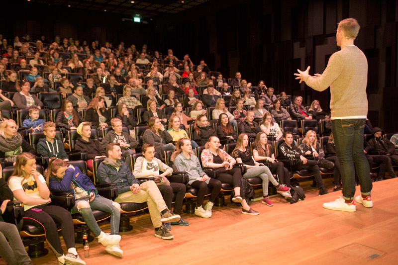 10 þúsund stelpur, strákar, mömmur og pabbar hafa sótt fjármálafræðslu Jóns Jónssonar á vegum Arion banka - mynd