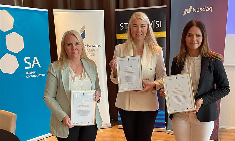 Kristbjörg M. Kristinsdóttir, financial director of Stefnir, Iða Brá Benediktsdóttir, managing director of Retail Banking at Arion Bank and Hrefna Kristín Jónsdóttir, divisional head at Vörður, with the awards for excellence in corporate governance. - mynd