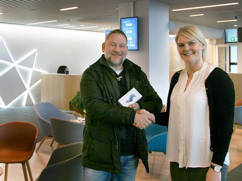 Róbert Marvin Gíslason, vinningshafi októbermánaðar, og Elísabet, útibússtjór Arion banka í Borgartúni 18 - mynd