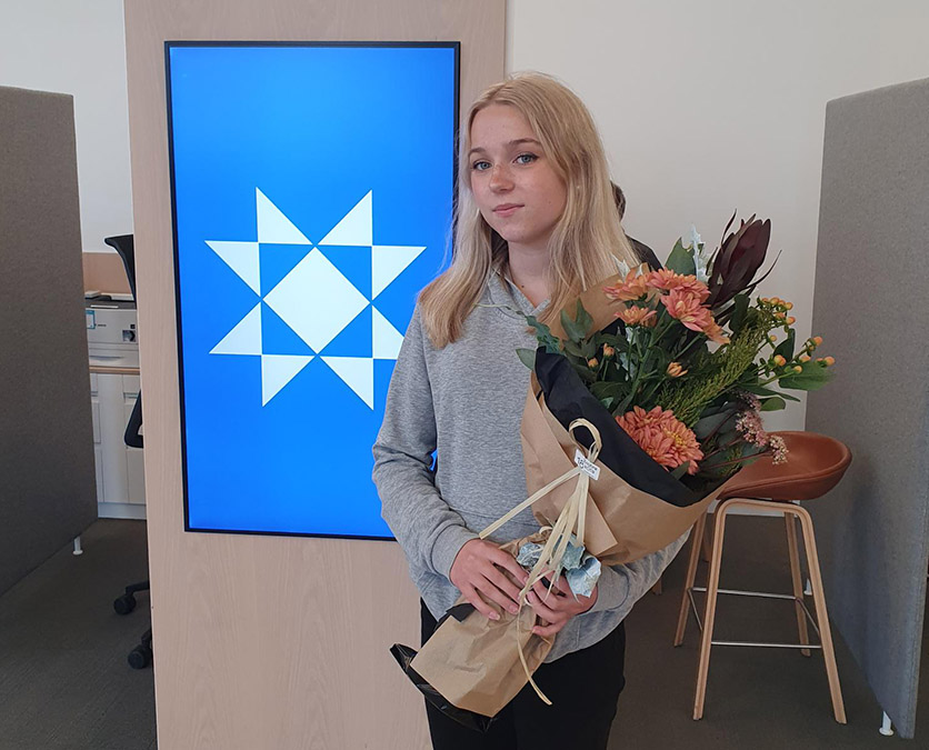 Karin Inga Benjamínsdóttir tók við peningagjöf og blómum í útibúi Arion banka við Smáratorg. - mynd